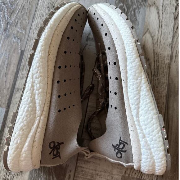 OTBT Womens Alstead Comfort Sneaker 6 Perforated Lug Rubber Outsole Gray Beige - Picture 6 of 8